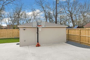 Property grounds - Luxury 4BR w Pool, Cinema & Game Room - 10pax (Houston)