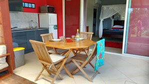 A compact living space with a kitchen, dining area, and a bedroom with a canopy bed. - GITE YOLE (Gîtes de l'Anse) St François, Coastline, Splendid swimming pool (Saint-François)