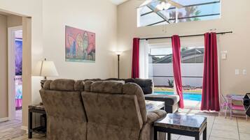 House, 5 Bedrooms, Private Pool, Lakeside | Living area