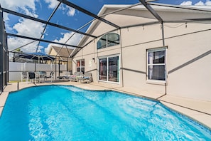 Casa, 5 habitaciones, piscina privada, junto al lago | Piscina | 2 piscinas al aire libre