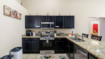 House, 5 Bedrooms, Private Pool, Lakeside | Private kitchen