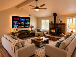 Smart TV - Spacious 3-Acre Ranch Retreat Near Yosemite & Bass Lake with Hot Tub & Game Room (Oakhurst)