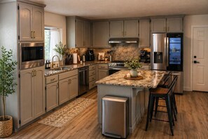Private kitchen - Spacious 3-Acre Ranch Retreat Near Yosemite & Bass Lake with Hot Tub & Game Room (Oakhurst)