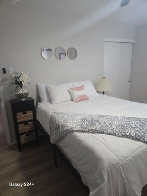 2 habitaciones, escritorio, tabla de planchar con plancha y wifi