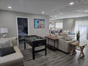5 bedrooms, desk, iron/ironing board, free WiFi - 5 Bedroom Home Minutes from Attractions & Downtown (Tampa)