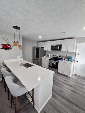 Fridge, microwave, oven, stovetop - 5 Bedroom Home Minutes from Attractions & Downtown (Tampa)