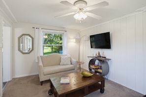 Smart TV - The Cottage of Port Austin - Pet Friendly (Port Austin)