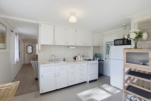 Private kitchen - The Cottage of Port Austin - Pet Friendly (Port Austin)