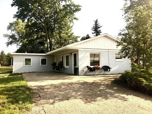 Exterior - The Cottage of Port Austin - Pet Friendly (Port Austin)