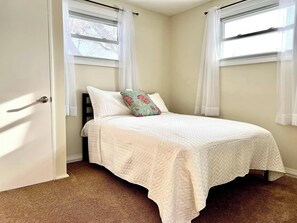 3 bedrooms, iron/ironing board, WiFi, bed sheets - The Cottage of Port Austin - Pet Friendly (Port Austin)