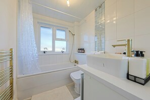 Bathroom - Luxury Heathrow House Garden Lounge 3 Bedroom free parking (Hounslow)