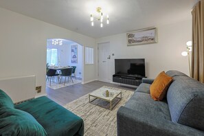 Living area - Luxury Heathrow House Garden Lounge 3 Bedroom free parking (Hounslow)