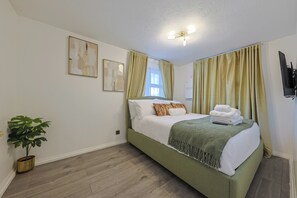 Room - Luxury Heathrow House Garden Lounge 3 Bedroom free parking (Hounslow)