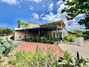 Exterior - Beautiful 2-bedroom apartment with AC in vibrant Curaçao (Grote Berg)