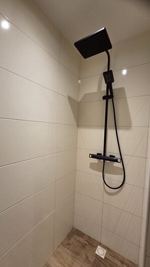 Hair dryer, towels, soap, toilet paper - Beautiful 2-bedroom apartment with AC in vibrant Curaçao (Grote Berg)