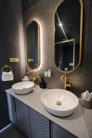 Superior-Chalet, Balkon, Bergblick | Badezimmer | Dusche, Haartrockner, Hausschuhe, Handtücher
