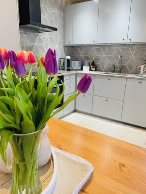 Fridge, oven, dishwasher, coffee/tea maker - 5 minutes to the beach :  Seabreeze Cottage by Foreland Cottages (Walmer)