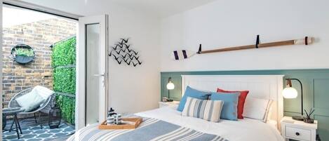2 Schlafzimmer, Schreibtisch, Bügeleisen/Bügelbrett, Reisekinderbett
