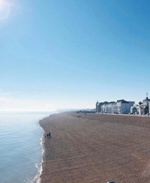 A wide beach with a clear sky, a few people, and buildings in the background. - 5 minutes to the beach :  Seabreeze Cottage by Foreland Cottages (Walmer)