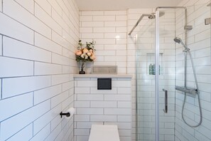 Dusche, umweltfreundliche Kosmetikartikel, Haartrockner, Handtücher