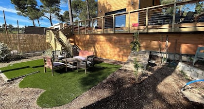 Chalet Ali Le Castellet. Exceptional panoramic view of the hills.