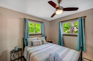 4 bedrooms, iron/ironing board, WiFi, bed sheets