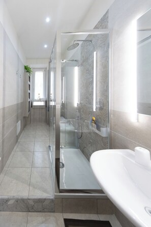 Comfort-Zweibettzimmer, Stadtblick | Badezimmer
