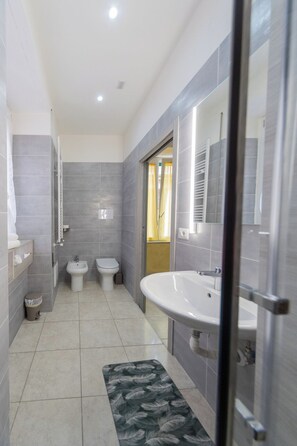 Comfort-Doppelzimmer | Badezimmer