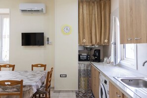 Frigorífico grande y microondas en la zona común