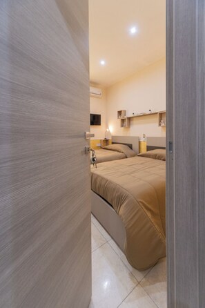 Habitación Confort con 2 camas individuales, vistas a la ciudad | Caja fuerte, escritorio, espacio para trabajar con un portátil