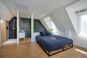 Room - House, jacuzzi, small sea view. (Penmarch)