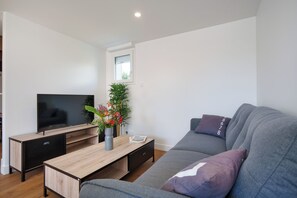 Living area - House, jacuzzi, small sea view. (Penmarch)