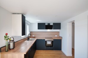 Private kitchen - House, jacuzzi, small sea view. (Penmarch)