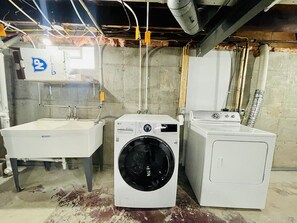 A laundry room with two sinks, a washing machine, and a dryer. - Comfortable 3BR House Near UB, Parking, WiFi, Backyard (Buffalo)