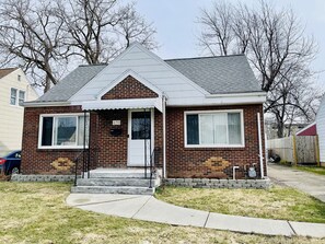Exterior - Comfortable 3BR House Near UB, Parking, WiFi, Backyard (Buffalo)