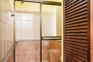 Shower, hair dryer, towels, soap - Ocean View Condo - Steps to Ocotal Beach (Sardinal)