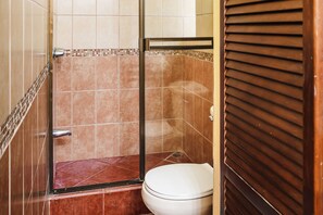 Shower, hair dryer, towels, soap - Ocean View Condo - Steps to Ocotal Beach (Sardinal)