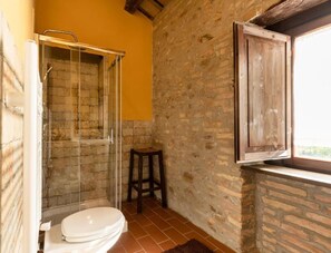 Douche, articles de toilette (gratuits), séchoir à cheveux