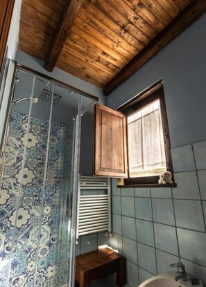 Douche, articles de toilette (gratuits), séchoir à cheveux