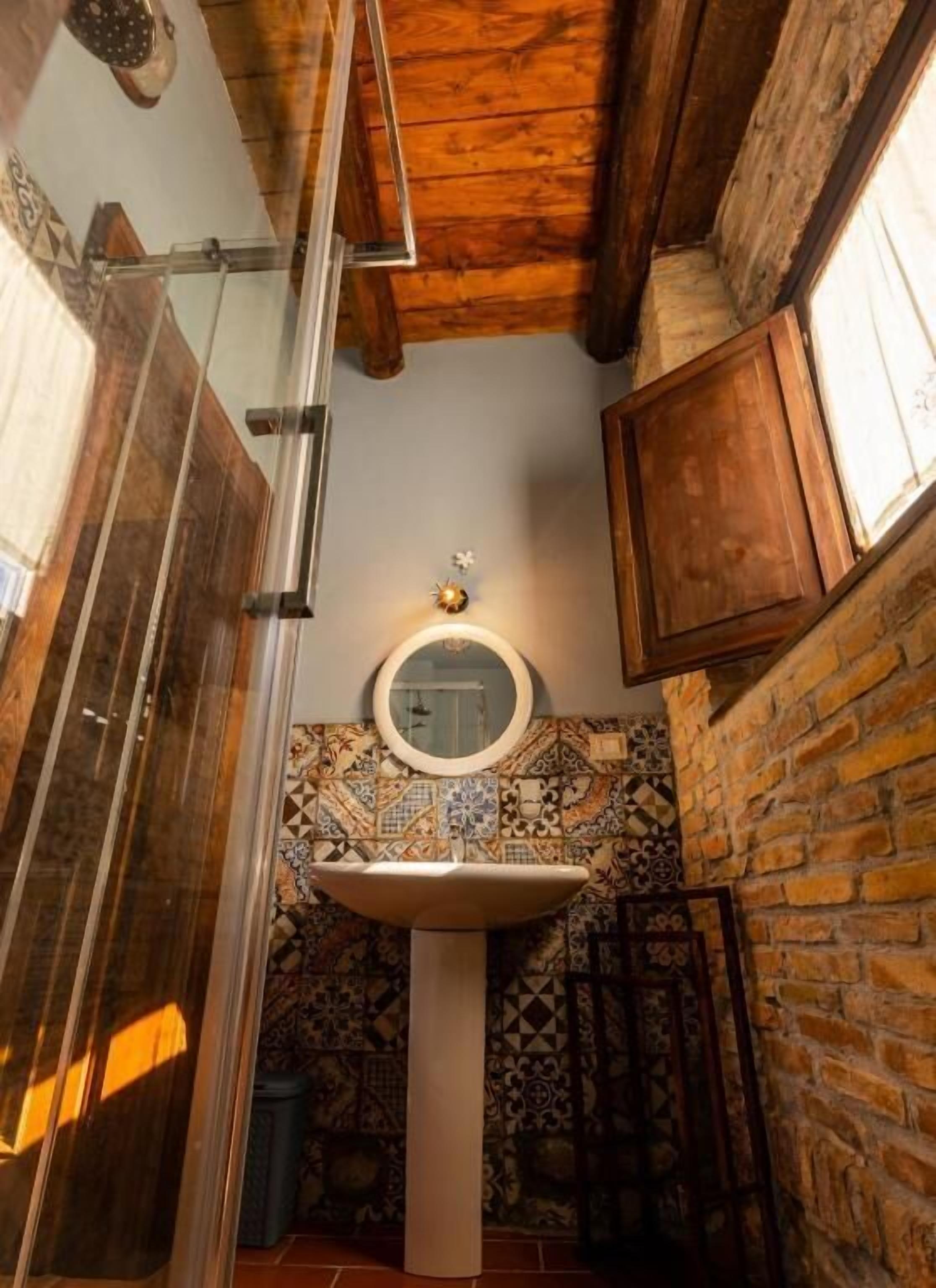 Deluxe Double Room, Valley View | Bathroom | Shower, free toiletries, hair dryer, towels