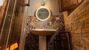 Deluxe Double Room, Valley View | Bathroom | Shower, free toiletries, hair dryer, towels