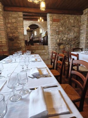 Petit déjeuner, déjeuner et dîner servis sur place