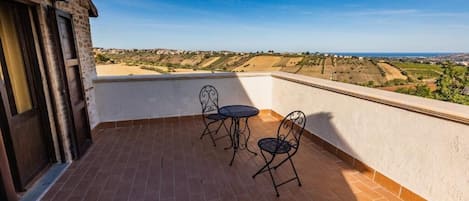 Quarto casal superior, sacada, vista para o mar | Opções para refeição ao ar livre