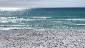 Una playa con olas y cielo despejado.