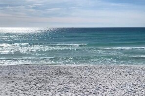 Una platja amb onades i un cel serè.