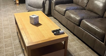 Perfect 1-bedroom cabin near Caney Lake. Right across Ebenezer boat launch.