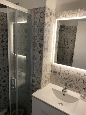 Shower, hair dryer, towels, soap - L'Astrolabe - Studio near Croisette (Cannes)