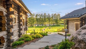 A log cabin with a stone pathway leading to a wooden deck. - Villa kaunisvirta by Interhome (Pyhtää)