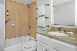 Shower, hair dryer, towels, soap - Cozy 2 BD/2BA Marriott Harbour Point villa for RBC Heritage Golf (Hilton Head Island)