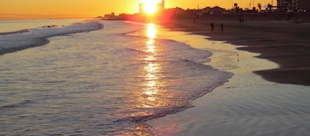 Lux Condo just minutes to Kemah Boardwalk, Houston Methodist Hospital, & NASA